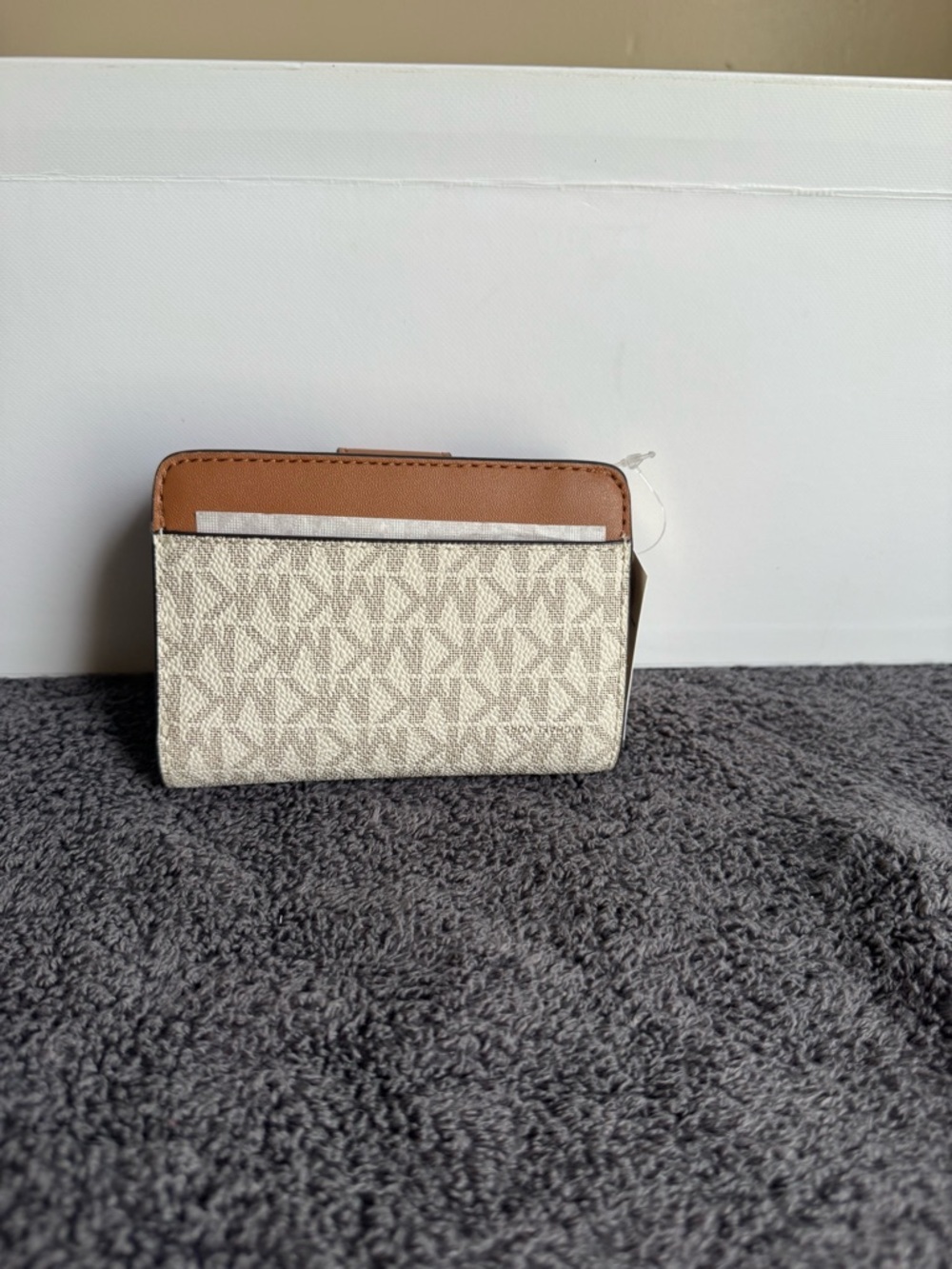 MICHAEL KORS Small Signature Logo VANILLA Wallet - Picture 2 of 10